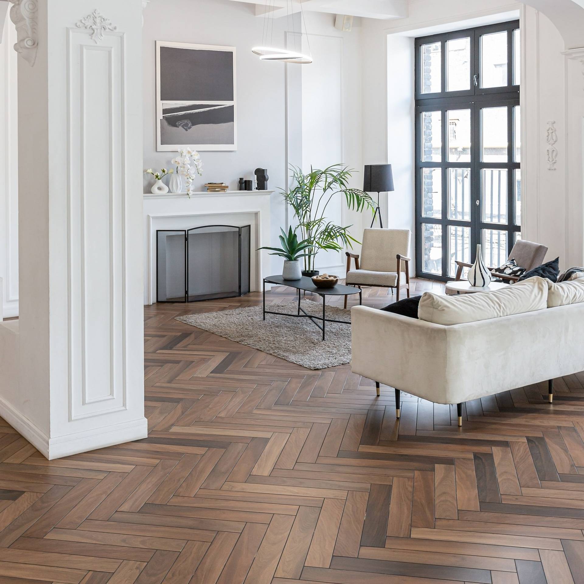 Modernes Wohnzimmer mit Fischgrät-Parkett, Kamin und großen Sprossenfenstern