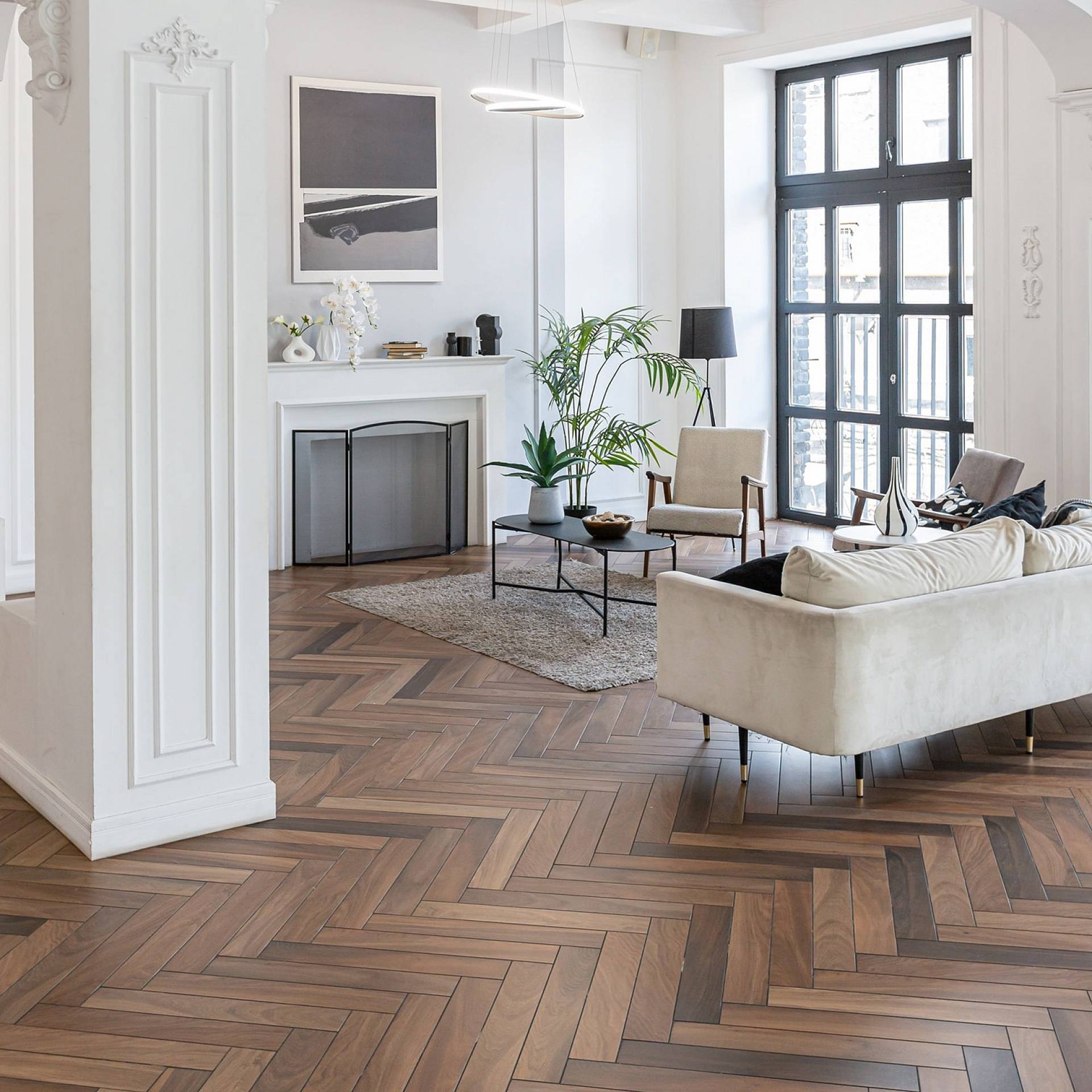 Modernes Wohnzimmer mit Fischgrät-Parkett, Kamin und großen Sprossenfenstern