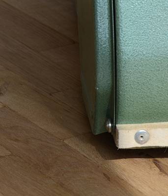 Detailaufnahme einer Hummel Bandschleifmaschine auf einem Holzparkett