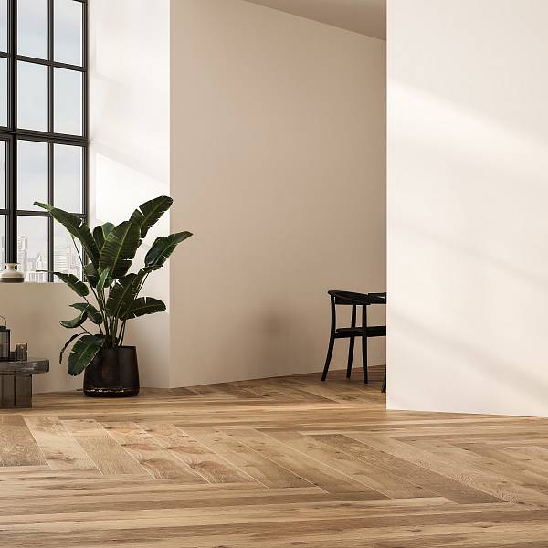 Moderner Wohnraum mit natürlichem Eichenparkett, großen Fensterflächen, Zimmerpflanze und klarer, ruhiger Raumgestaltung.