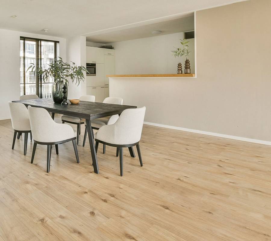 Großer Wohn- und Essbereich mit hellem Parkettboden und moderner Einrichtung