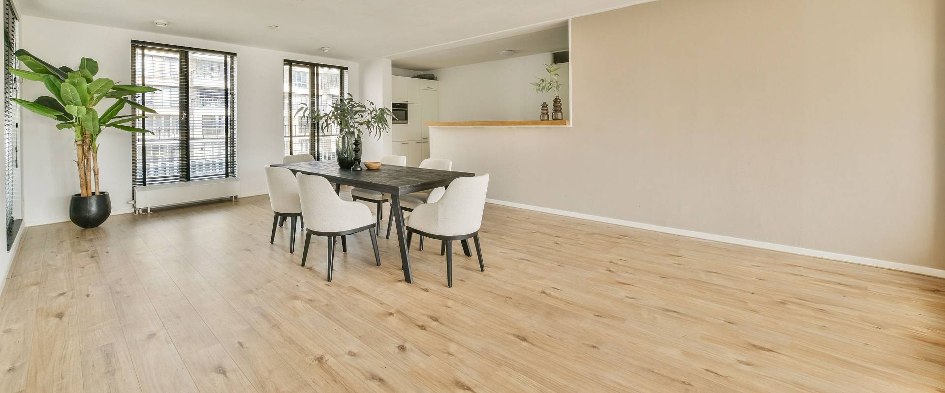 Großer Wohn- und Essbereich mit hellem Parkettboden und moderner Einrichtung