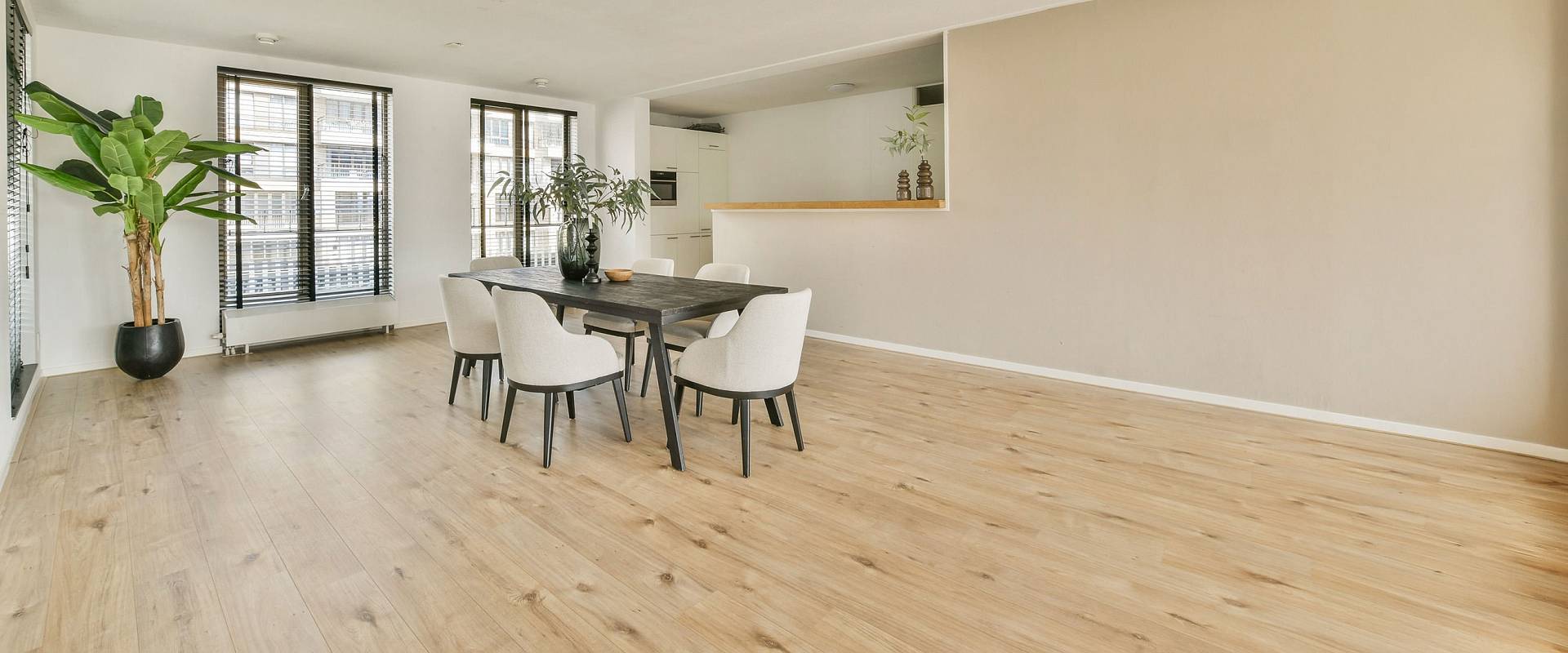 Großer Wohn- und Essbereich mit hellem Parkettboden und moderner Einrichtung