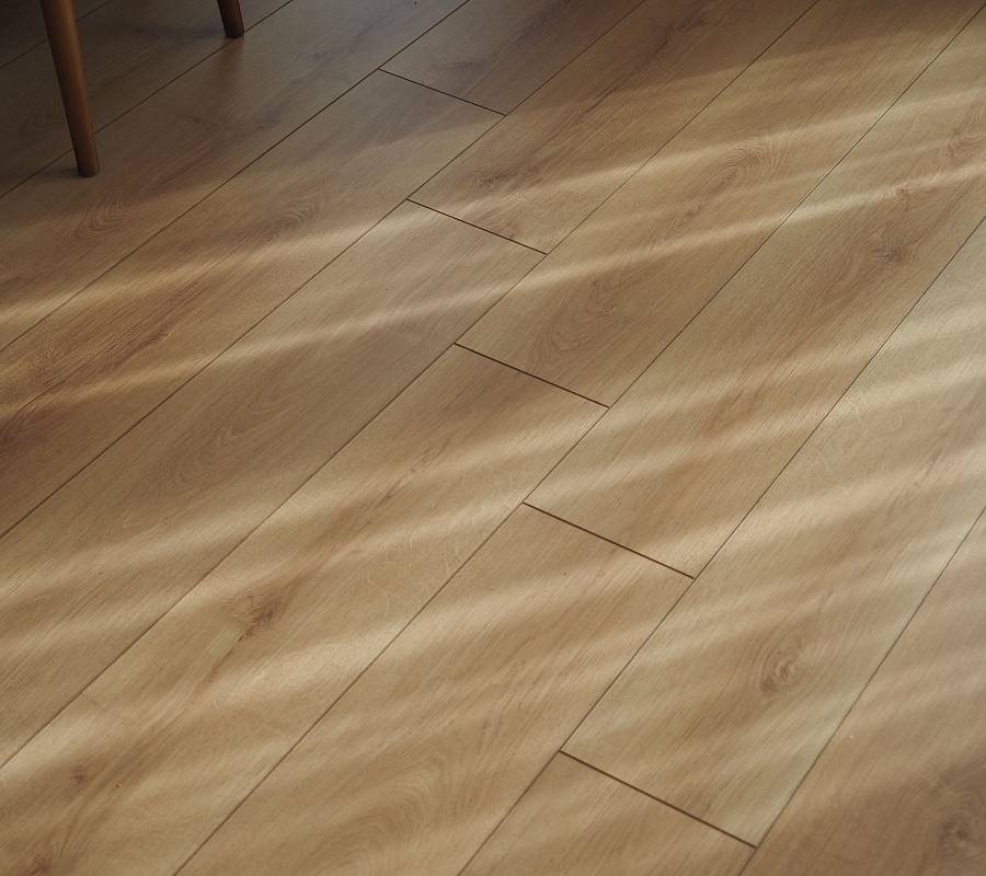 Heller Parkettboden mit natürlicher Holzstruktur im sanften Sonnenlicht