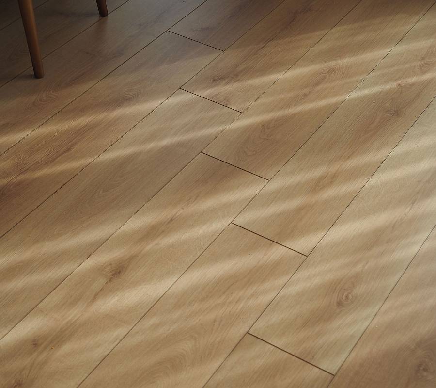 Heller Parkettboden mit natürlicher Holzstruktur im sanften Sonnenlicht