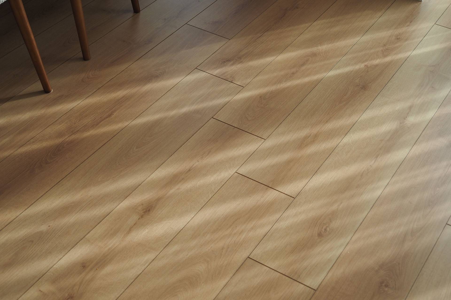 Heller Parkettboden mit natürlicher Holzstruktur im sanften Sonnenlicht