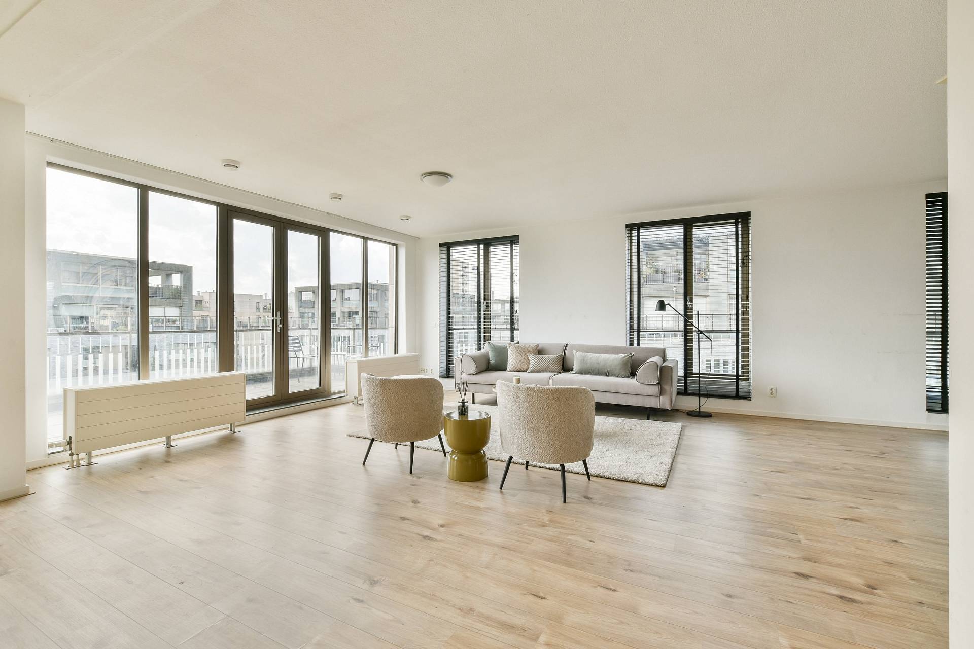 Heller Wohnraum mit großflächigem Eichenparkett und bodentiefen Fenstern