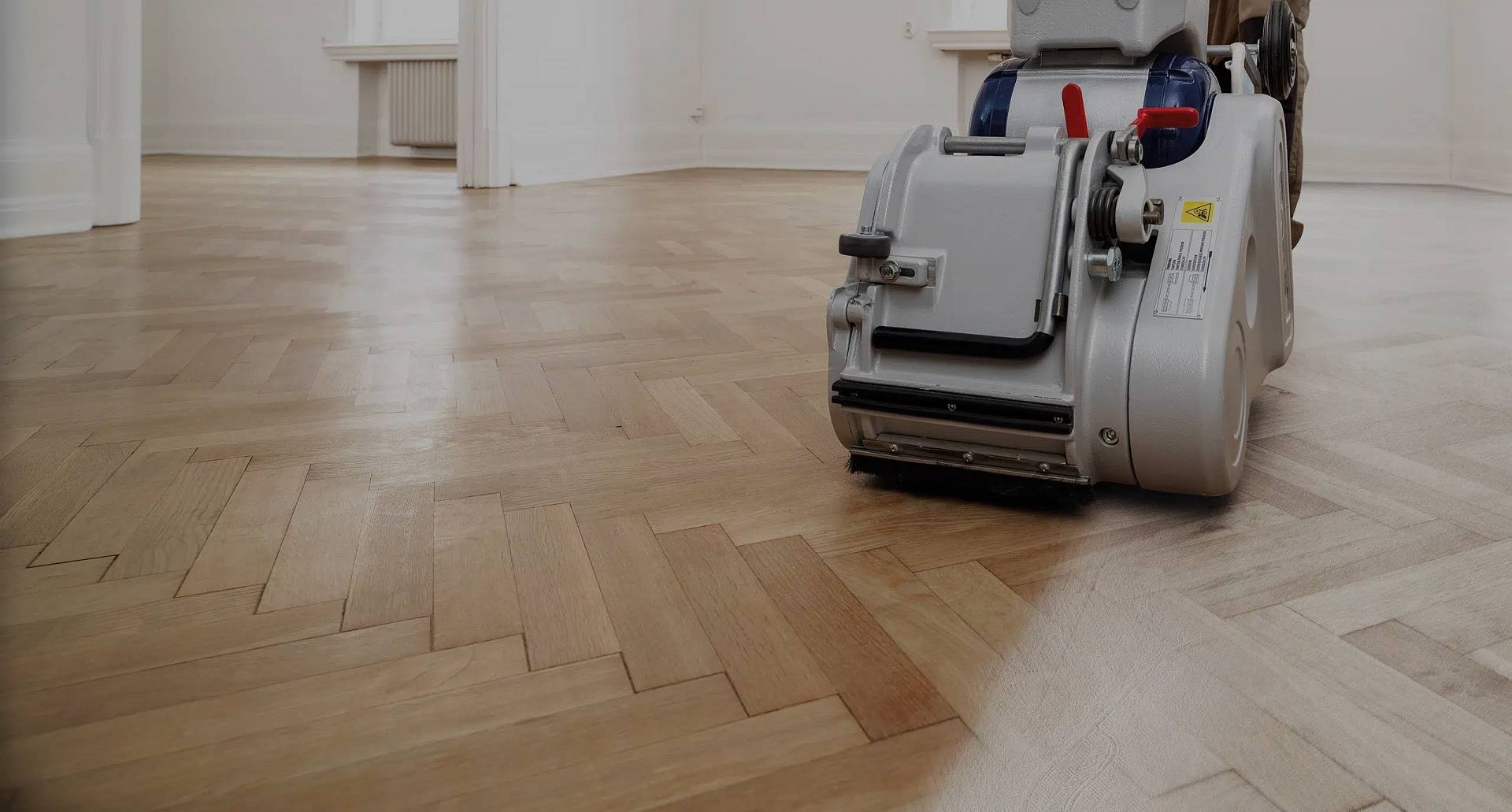 Einscheibenmaschine poliert frisch geschliffenen Parkettboden im Wohnraum