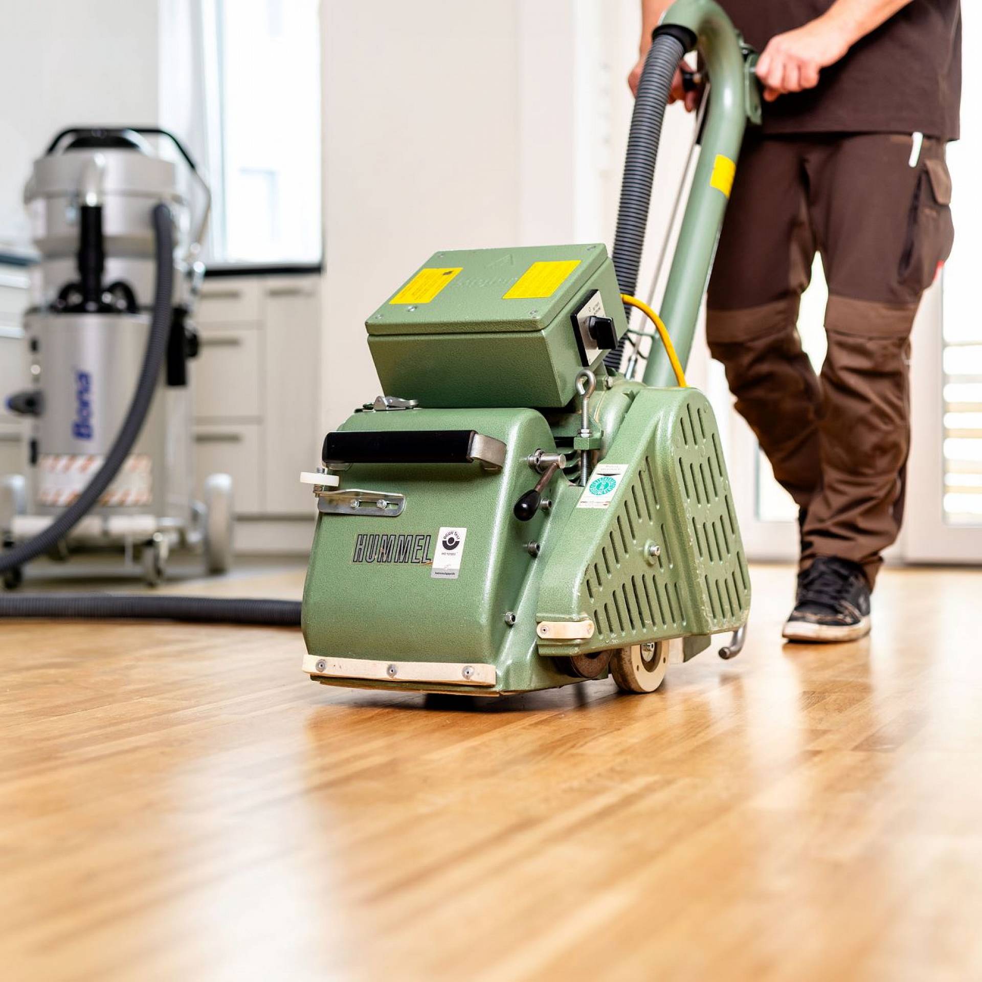 Parkettschliff mit Einscheibenmaschine im lichtdurchfluteten Raum