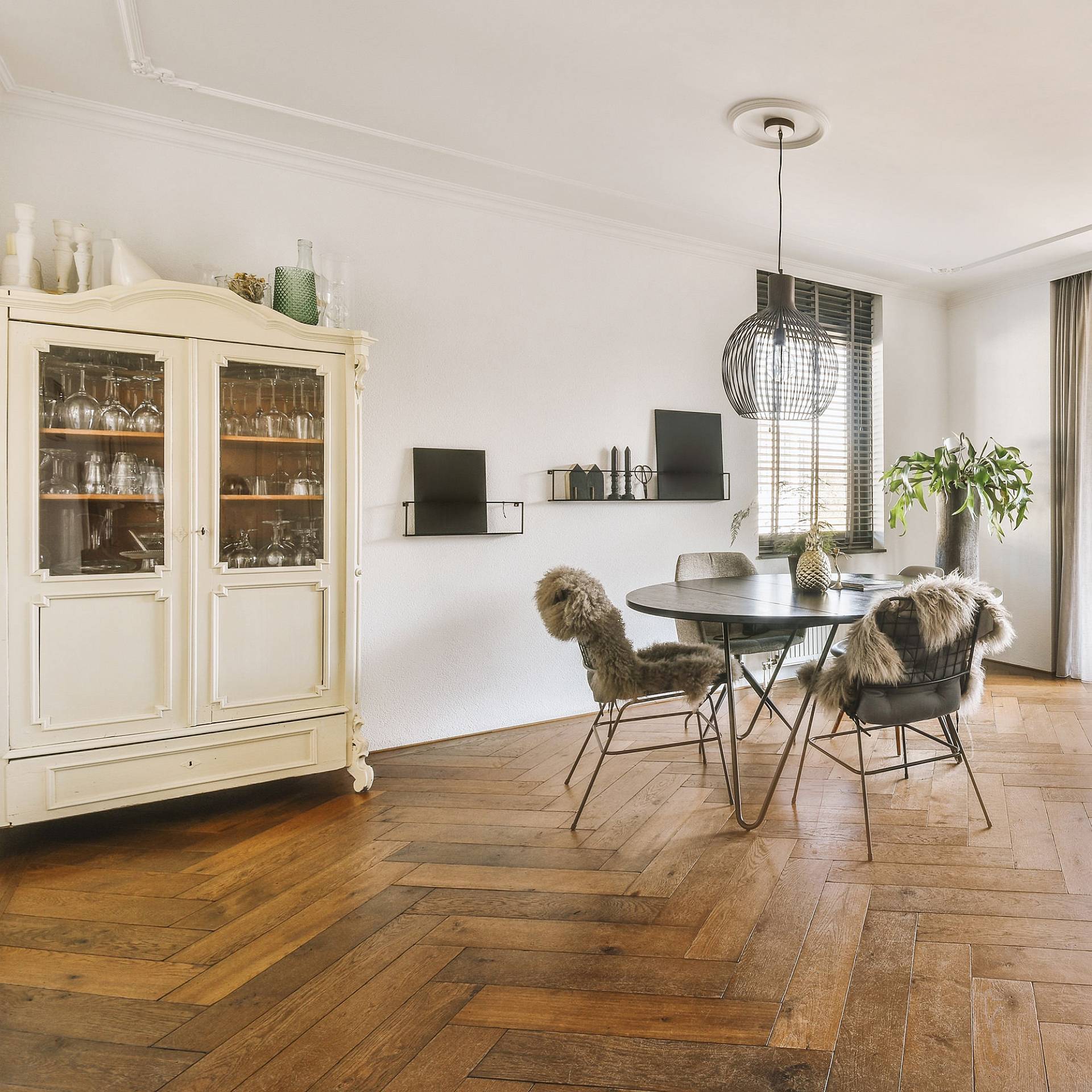 Wohnzimmer mit rustikalem Eichenparkett und heller, moderner Einrichtung