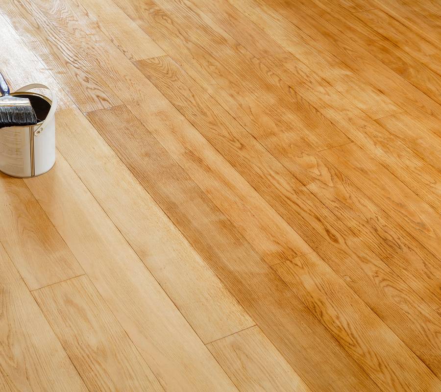 Parkettboden beim Ölen mit Farbunterschied zwischen unbehandelt und behandelt