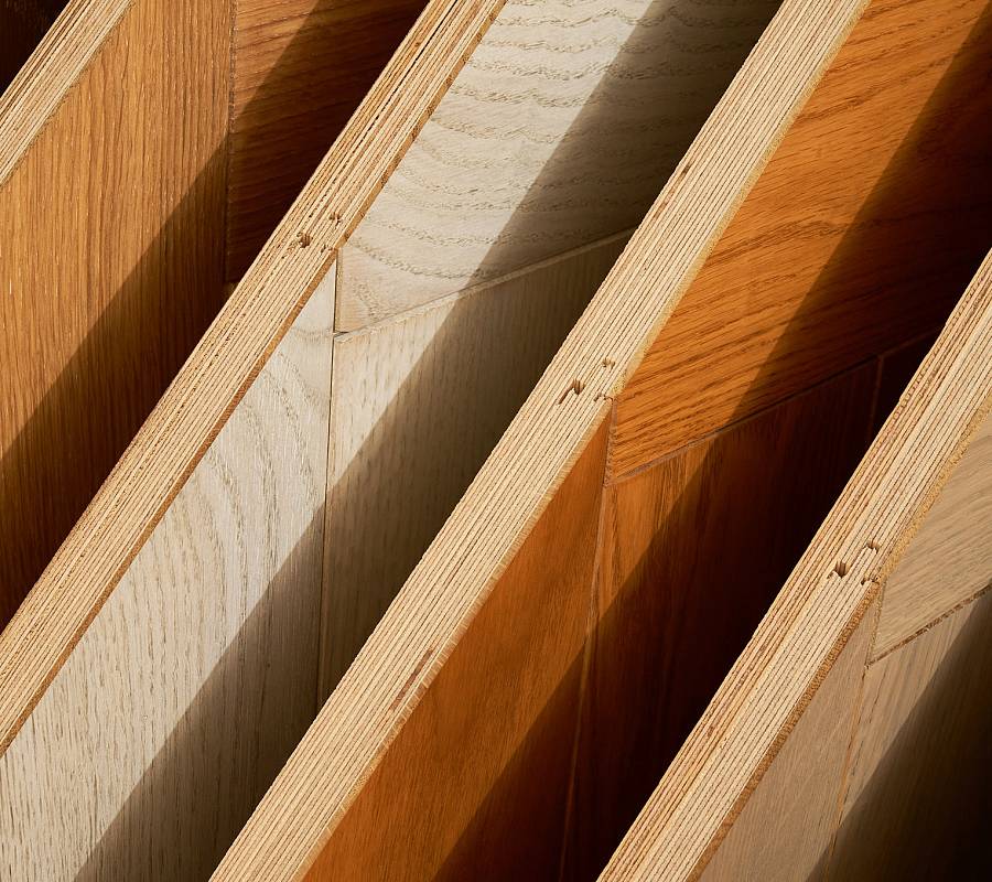 Unterschiedliche Parkettmuster und Holzarten im Sonnenlicht präsentiert