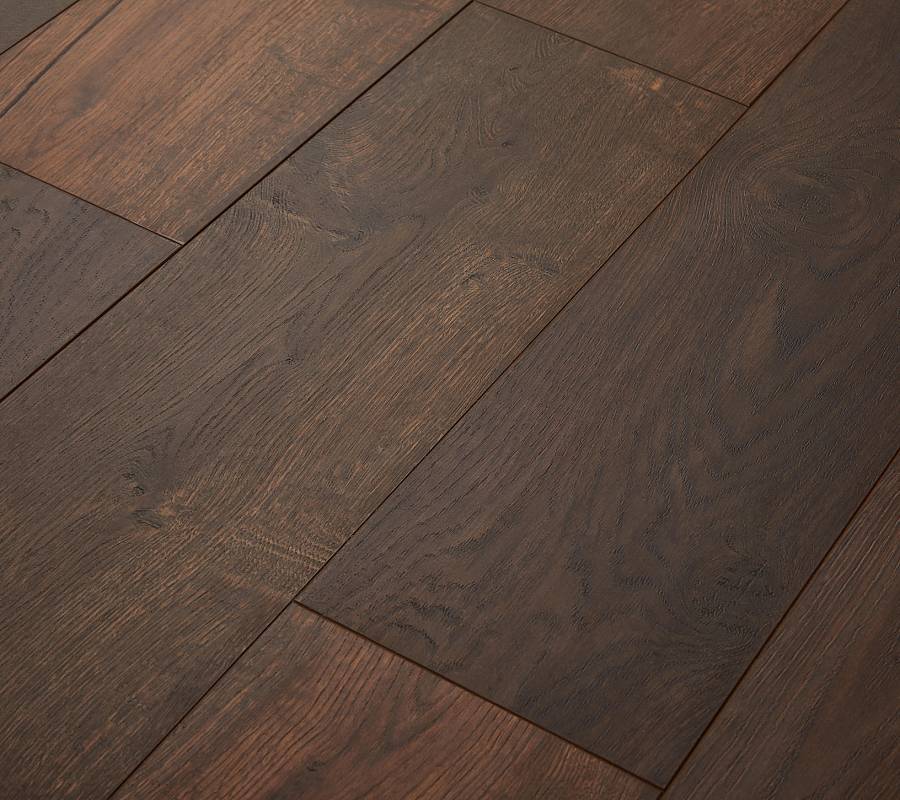 Dunkler Eichenholzboden mit gebürsteter Oberfläche und markanter Struktur