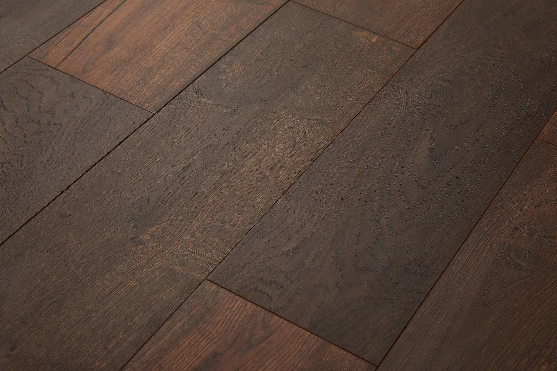 Dunkler Eichenholzboden mit gebürsteter Oberfläche und markanter Struktur