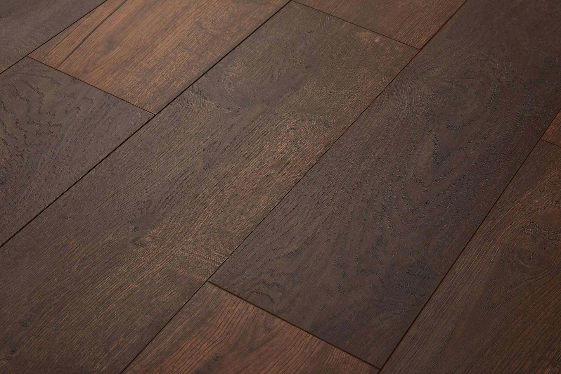 Dunkler Eichenholzboden mit gebürsteter Oberfläche und markanter Struktur