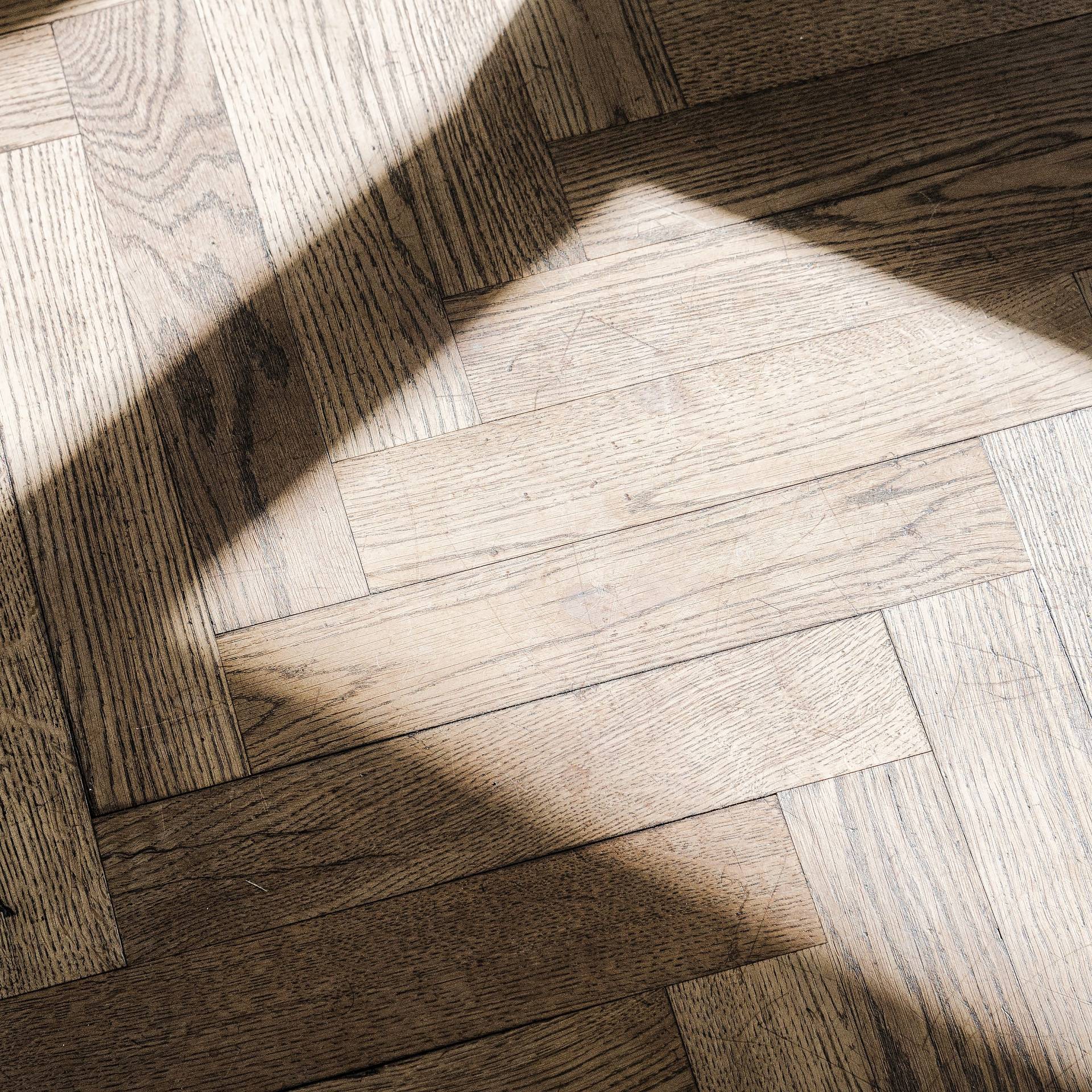 Fischgrätparkett im natürlichen Licht mit markanter Holzmaserung