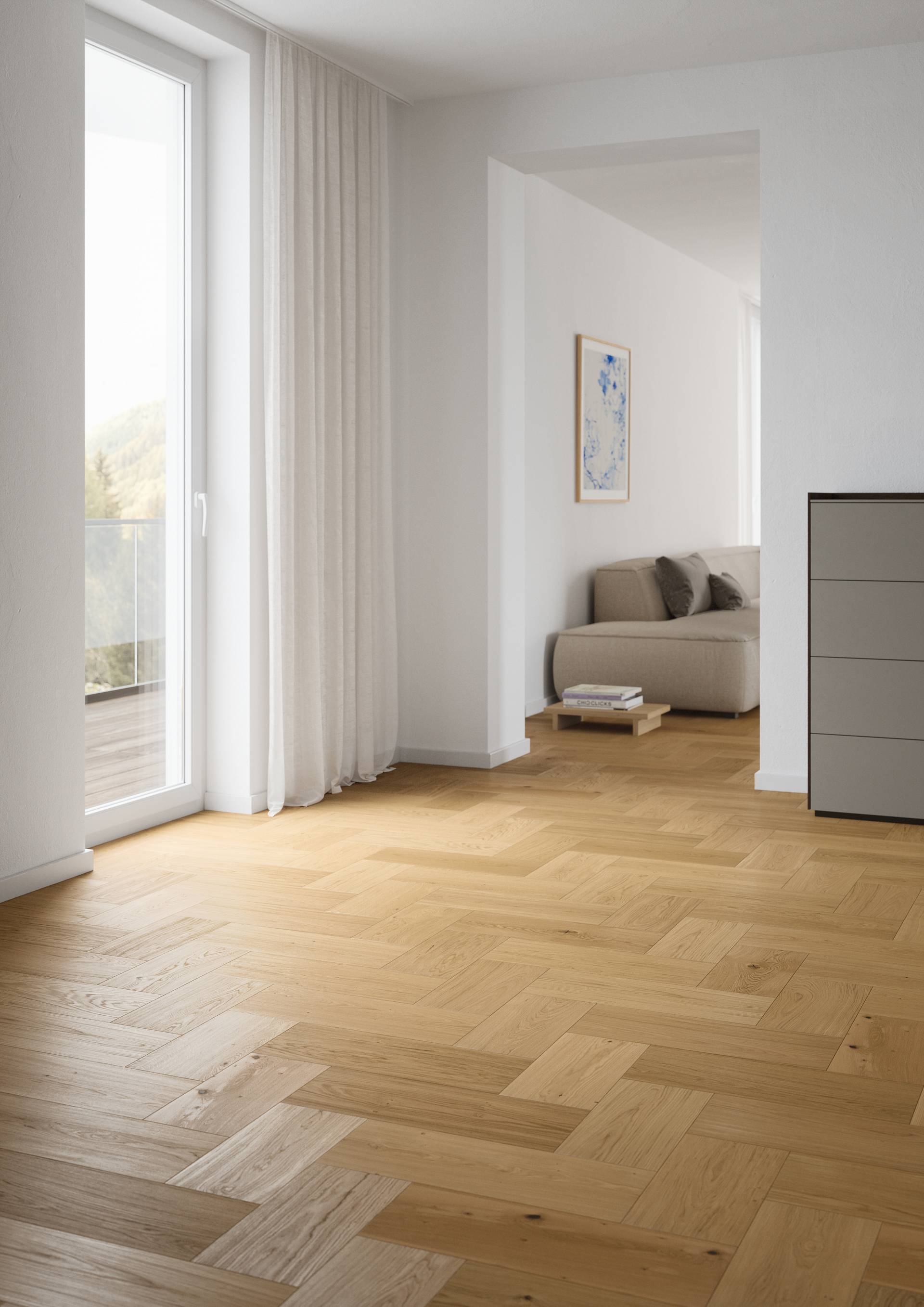 Heller Wohnraum mit natürlichem Eichen-Fischgrätparkett, bodentiefem Fenster, Vorhängen und moderner, ruhiger Einrichtung.