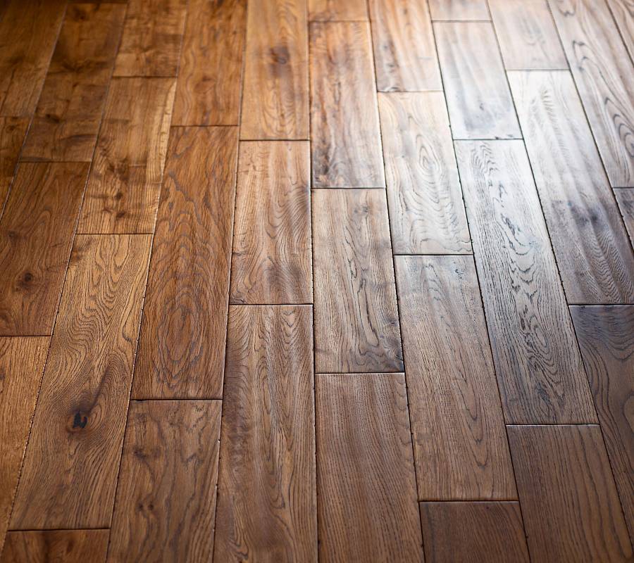 Rustikales Parkett mit lebendiger Maserung und warmem Braunton