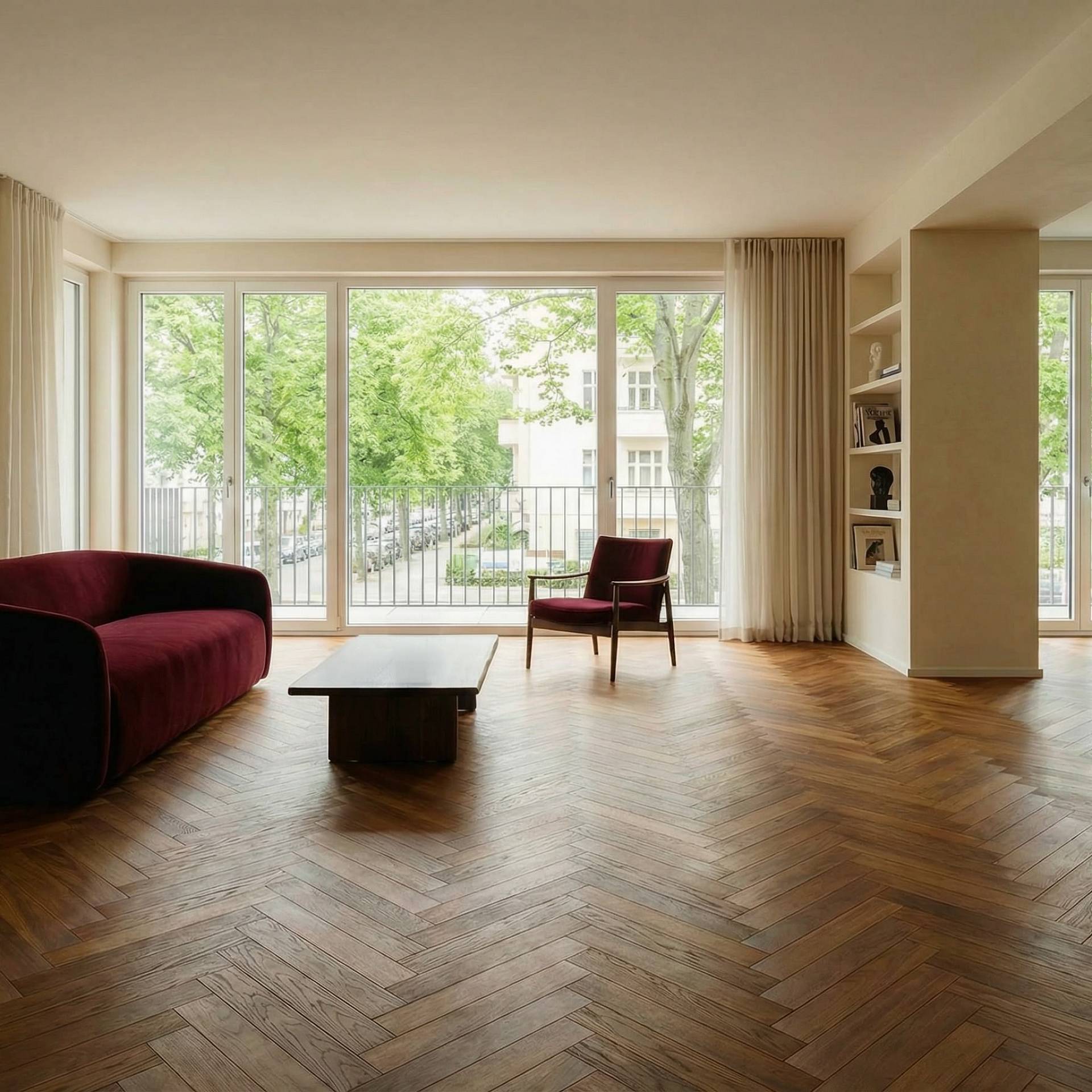 Wohnzimmer mit Fischgrätparkett und großer Fensterfront im Tageslicht