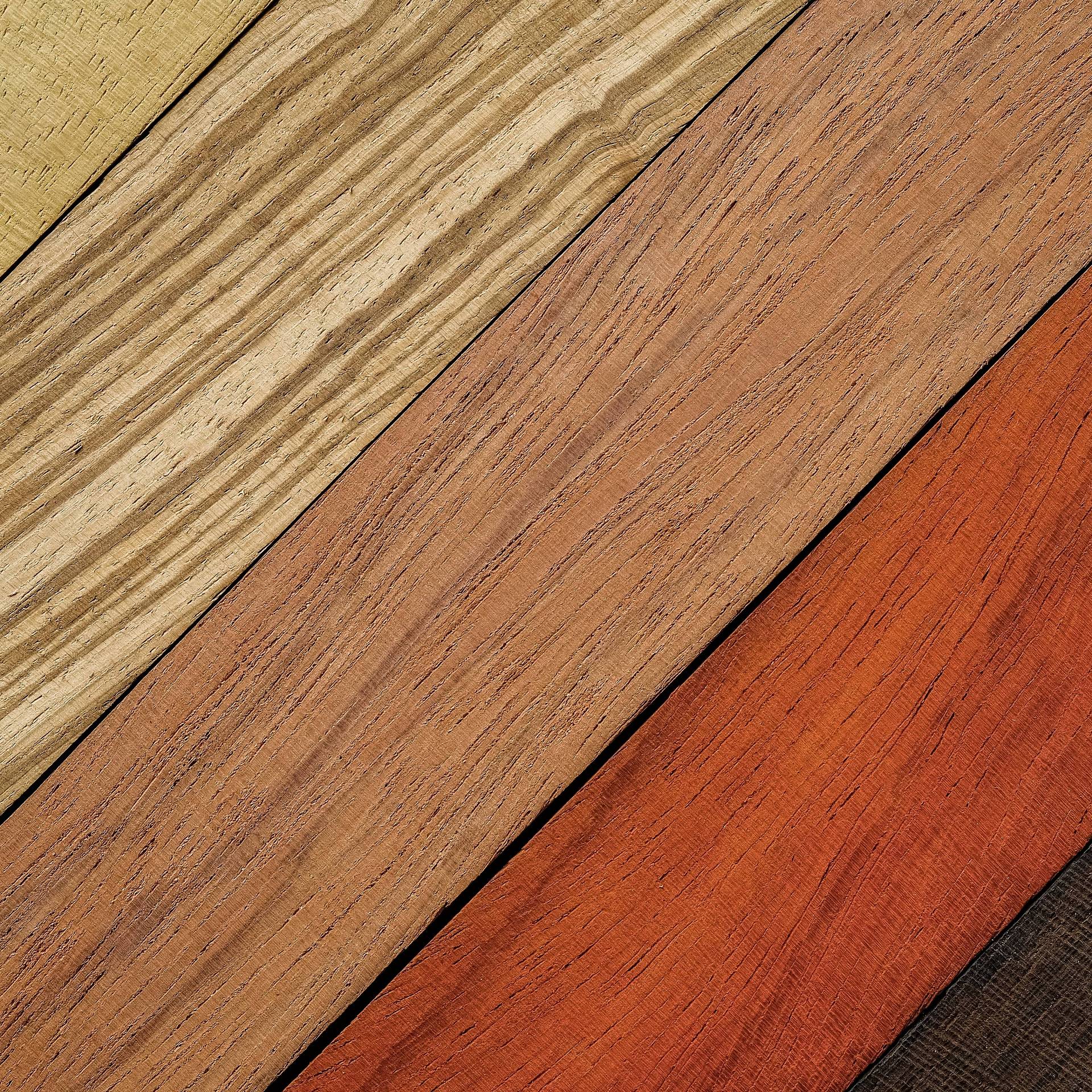 Holzarten in unterschiedlichen Farbtönen mit markanter Maserung im Detail