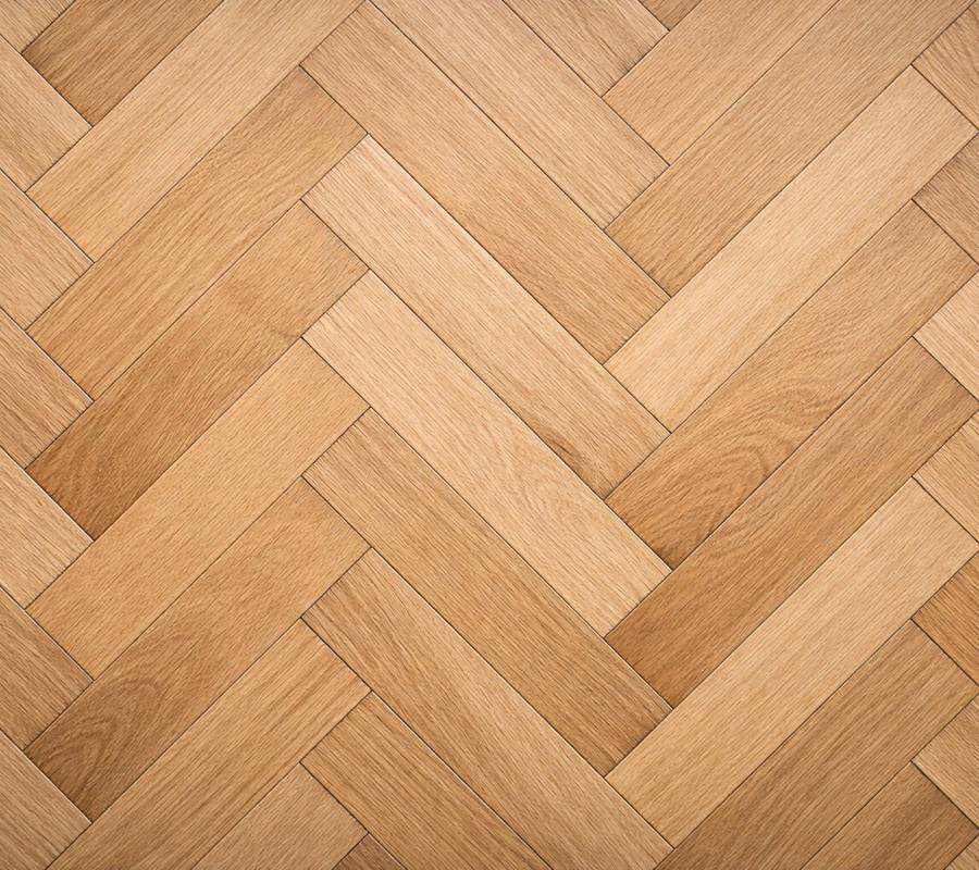 Helles Fischgrätparkett aus Eiche mit feiner, natürlicher Maserung