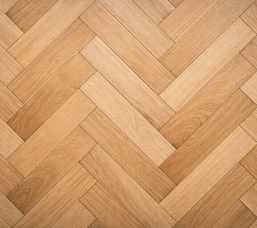 Helles Fischgrätparkett aus Eiche mit feiner, natürlicher Maserung