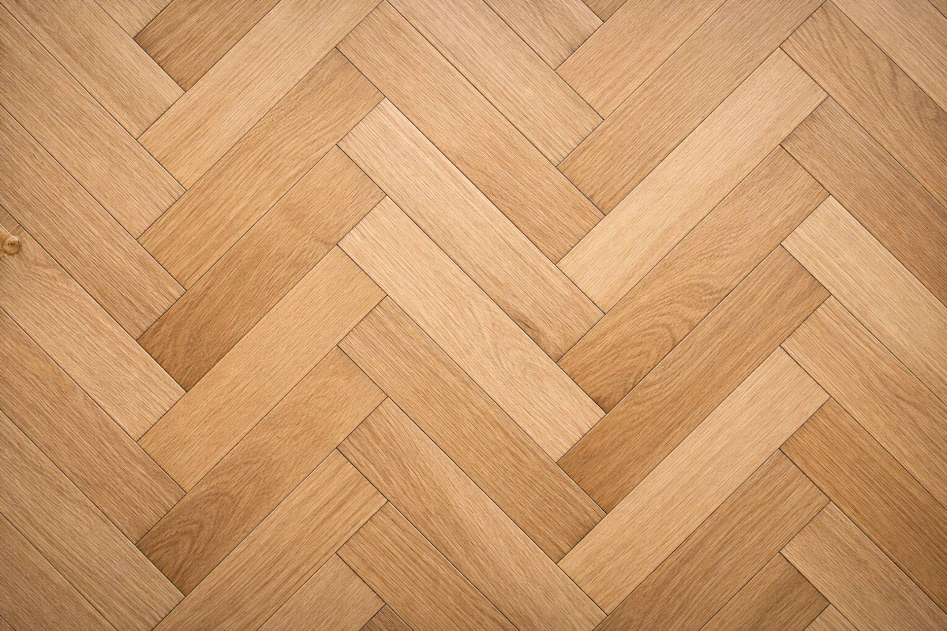 Helles Fischgrätparkett aus Eiche mit feiner, natürlicher Maserung