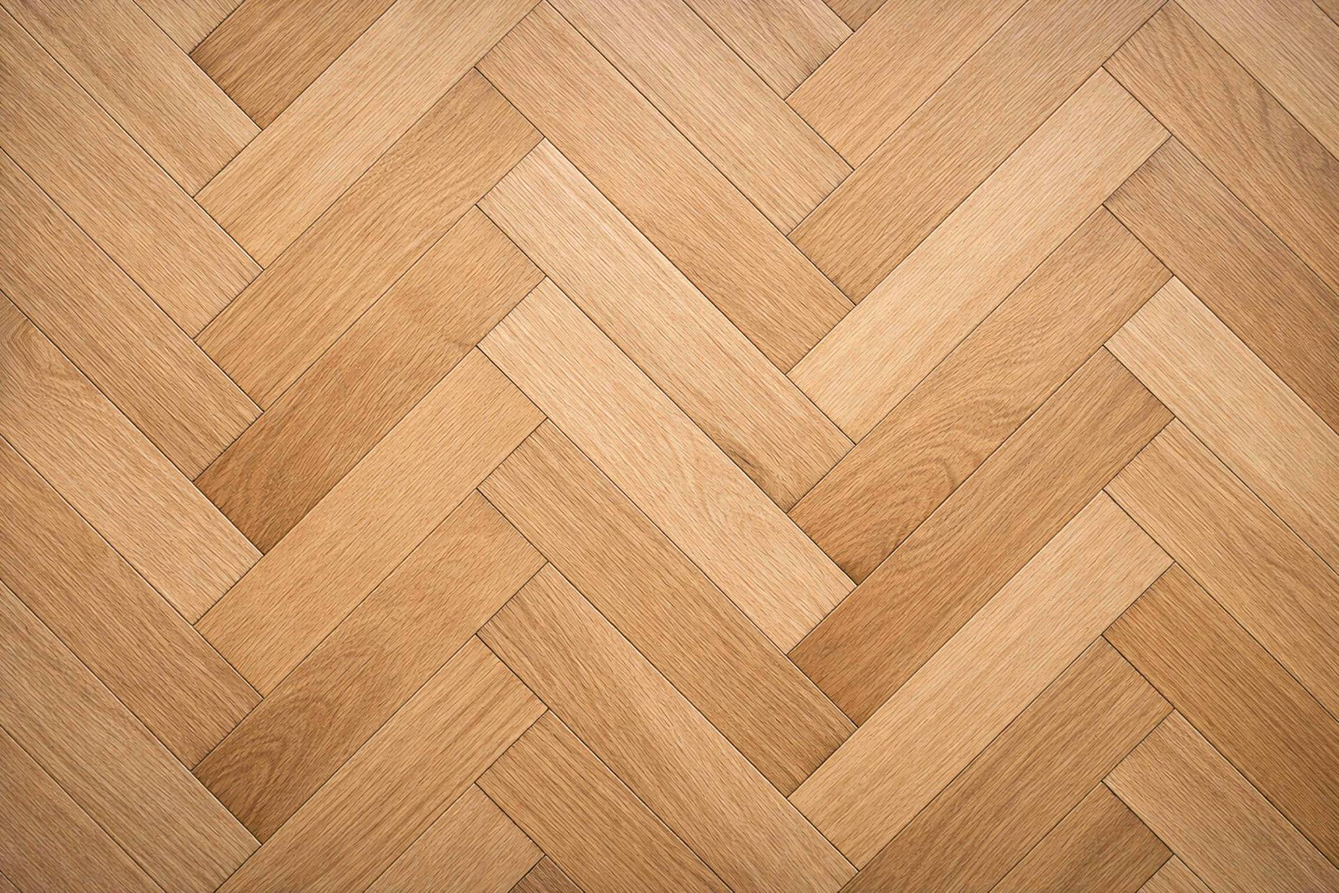 Helles Fischgrätparkett aus Eiche mit feiner, natürlicher Maserung