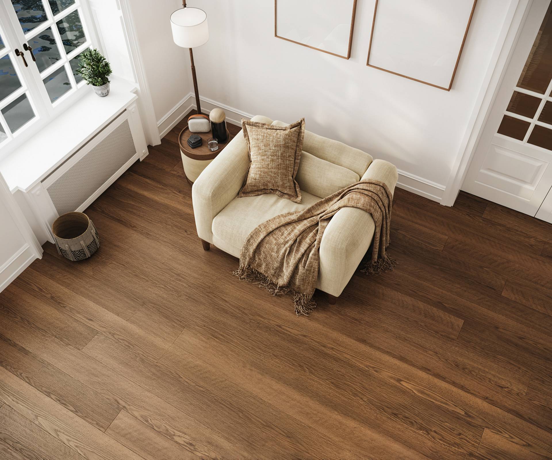 Wohnzimmer mit dunklem Eichenparkett und gemütlichem Lesesessel