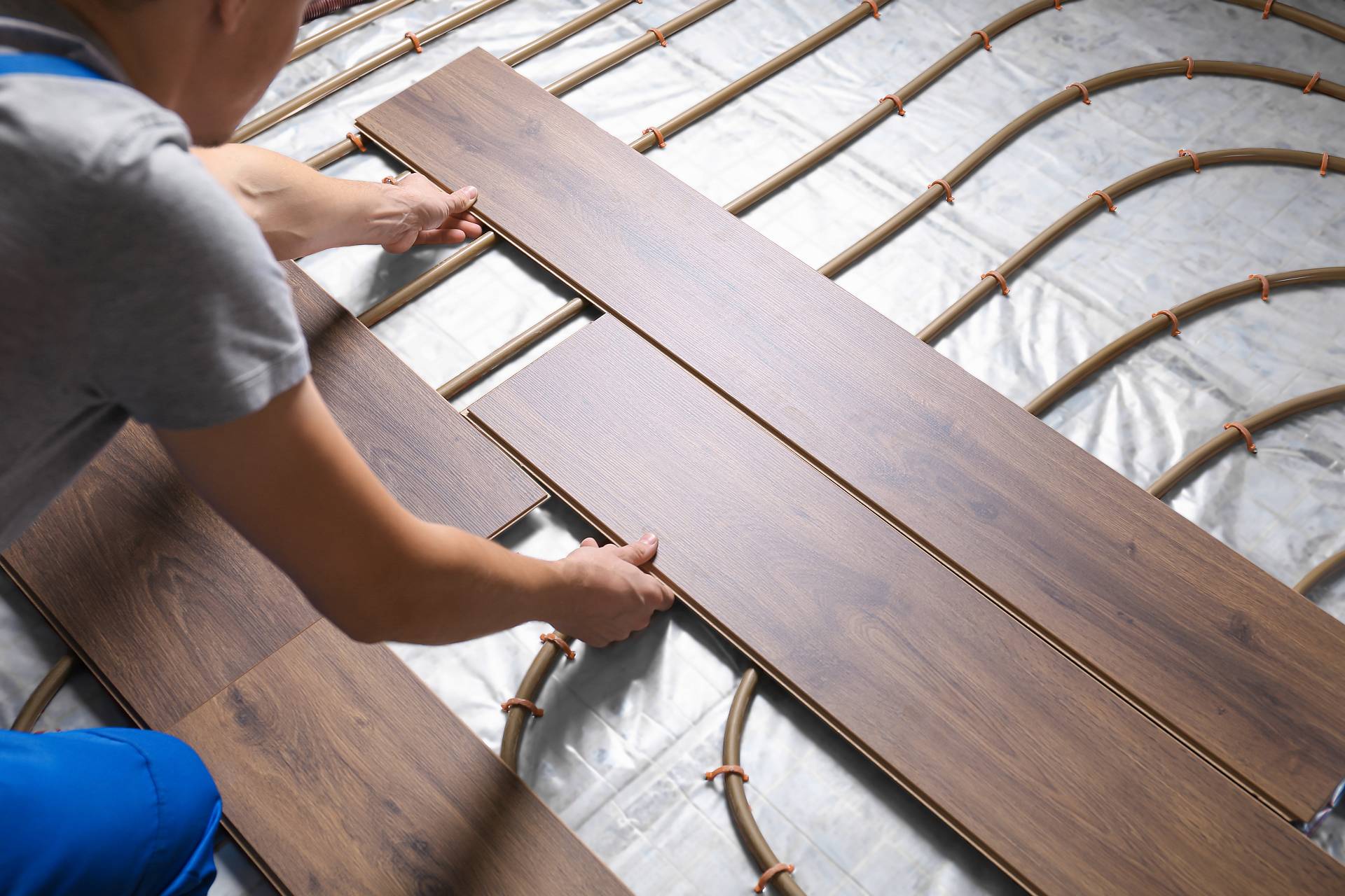 Parkettverlegung auf Fußbodenheizung mit sichtbaren Heizrohren