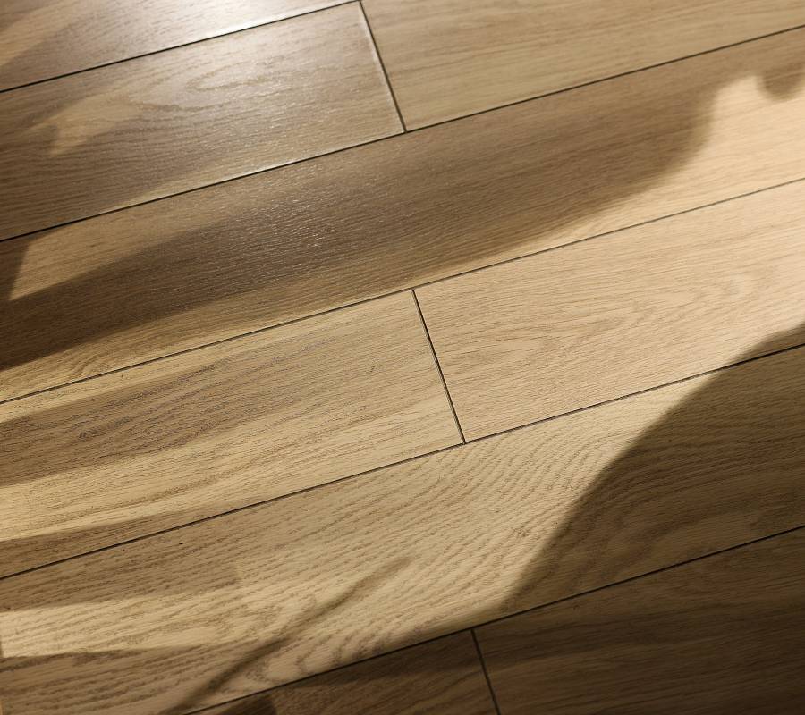 Heller Parkettboden im warmen Sonnenlicht mit weichen Schattenverläufen