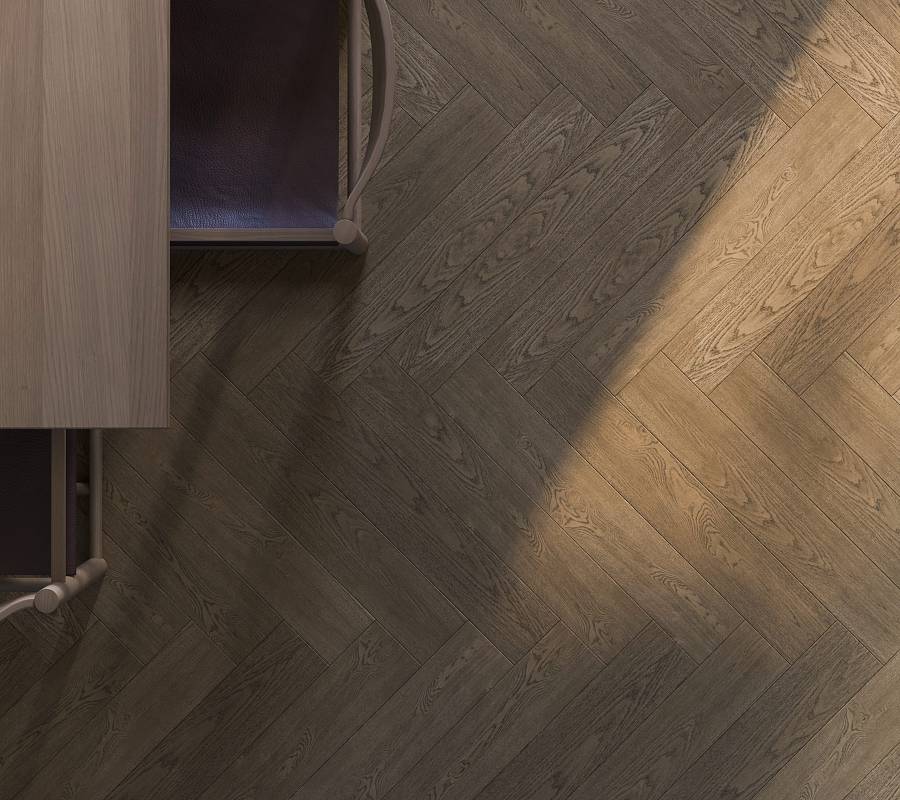 Fischgrätparkett im Wechselspiel von Licht und Schatten unter Esstisch