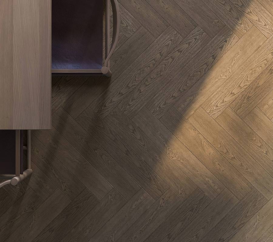 Fischgrätparkett im Wechselspiel von Licht und Schatten unter Esstisch