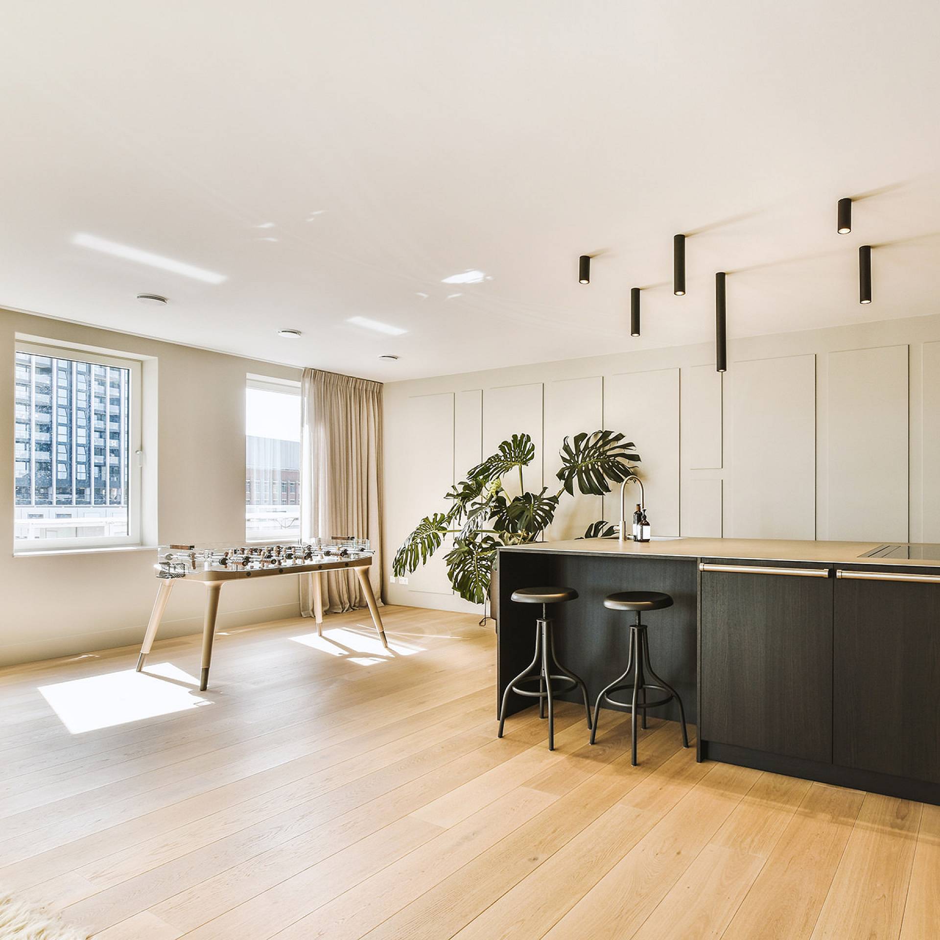 Offene Wohnküche mit hellem Eichenparkett und moderner Einrichtung