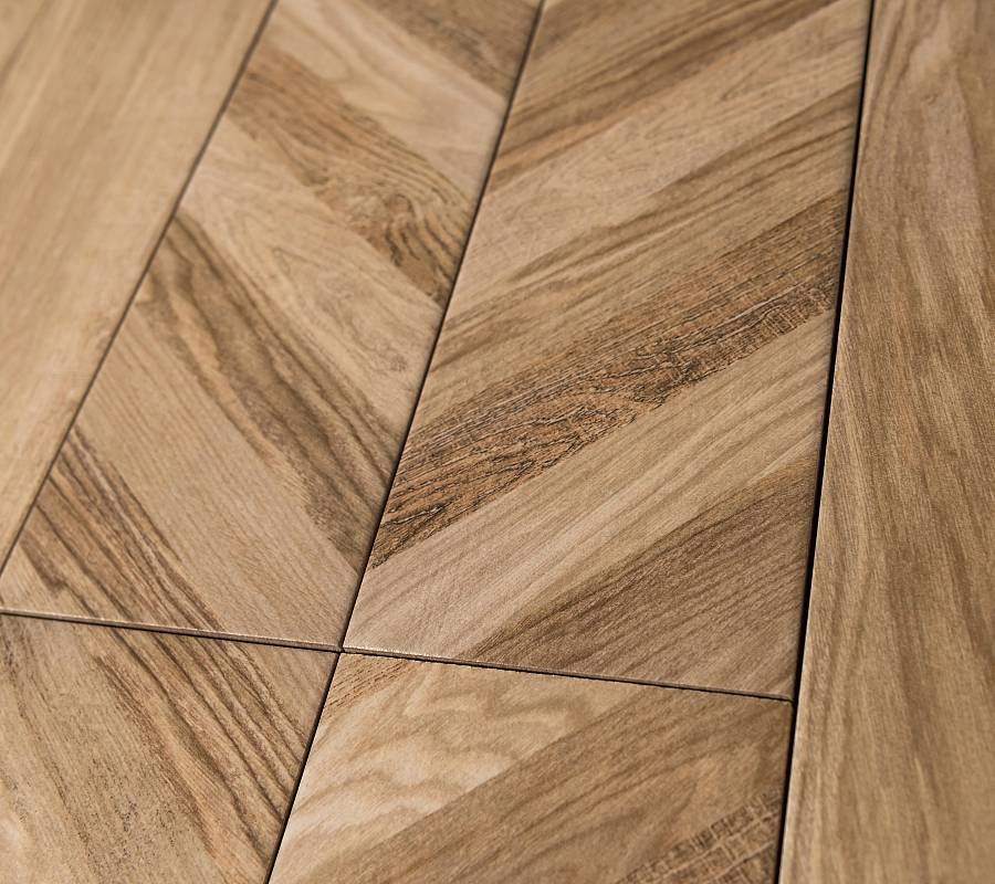 Nahaufnahme von modernem Fischgrätparkett mit lebhafter Holzmaserung