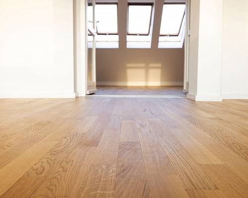 Blick durch offene Türen auf geöltes Parkett im Dachgeschoss