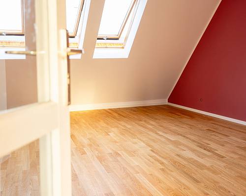 Offener Durchgang mit hochwertigem Eichenparkett im Wohnbereich