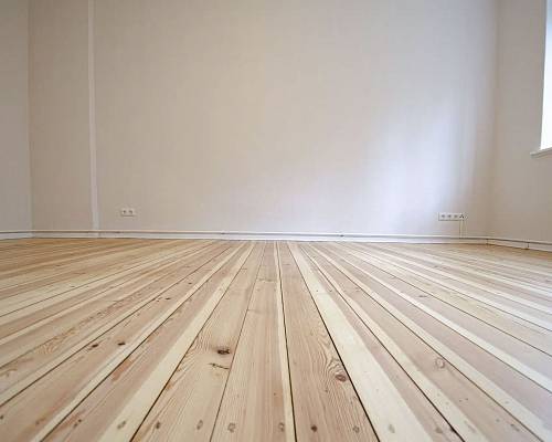 Weitläufiger Wohnraum mit frisch versiegelten Holzdielenboden