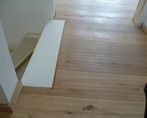 Detailansicht eines neu verlegten Eichenbodens mit natürlicher Maserung