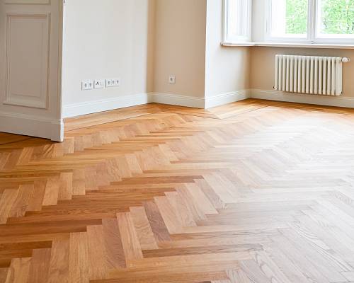 Geöltes Eichenparkett im Fischgrät-Muster in einer Altbauwohnung.