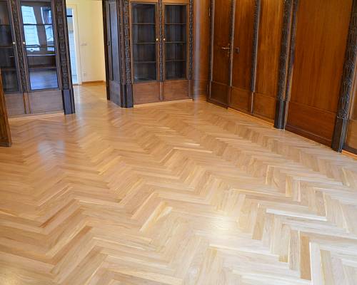 Detailansicht des neu versiegelten Fischgrätparketts mit warmer Eichenoptik.