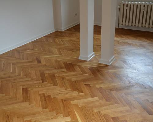 Fischgrätparkett mit gleichmäßiger Oberfläche und natürlicher Holzstruktur.