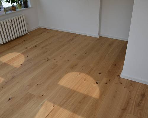Eichendielenboden im Wohnraum mit sanftem Lichteinfall und klarer Linienführung.