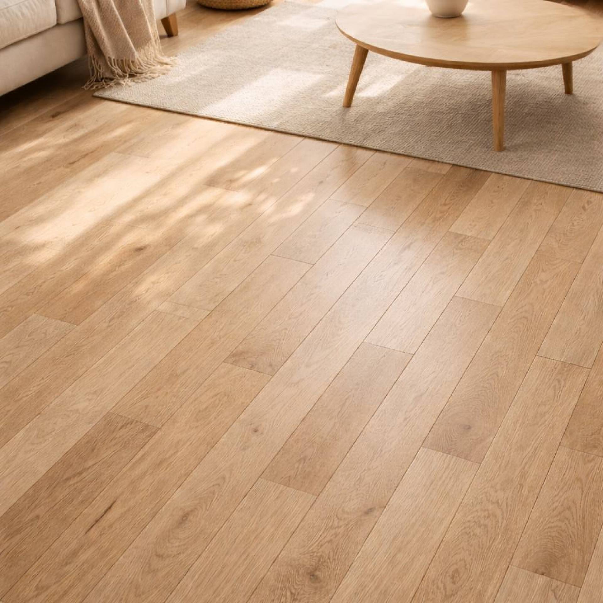 Heller Wohnraum mit Holzboden, Teppich und Couchtisch, natürliches Licht fällt auf die Dielen