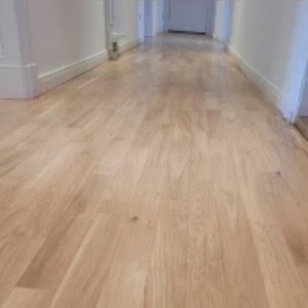 Flur mit geschliffenen und neu lackiertem Eichenparkett in einer Berliner Altbauwohnung