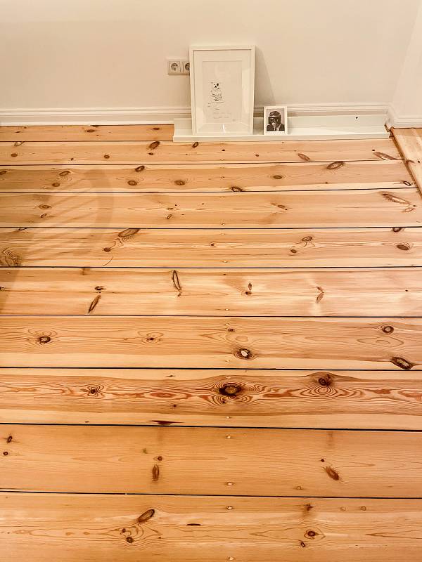 Detailansicht auf einen professionell abgeschliffen und individuell reparierten Holzdielenboden