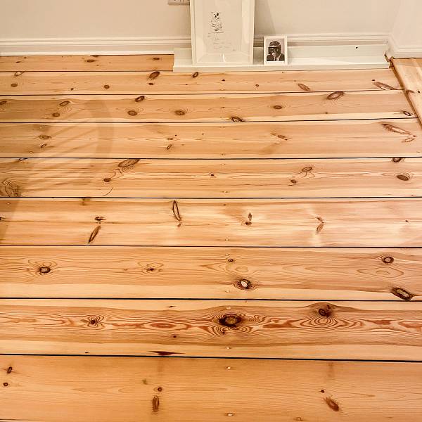 Detailansicht auf einen professionell abgeschliffen und individuell reparierten Holzdielenboden