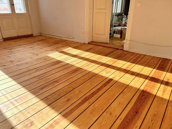 Berliner Altbauzimmer mit professionell abgeschliffenen Massivholzdielenboden