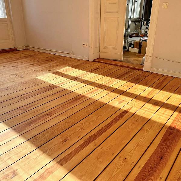 Berliner Altbauzimmer mit professionell abgeschliffenen Massivholzdielenboden