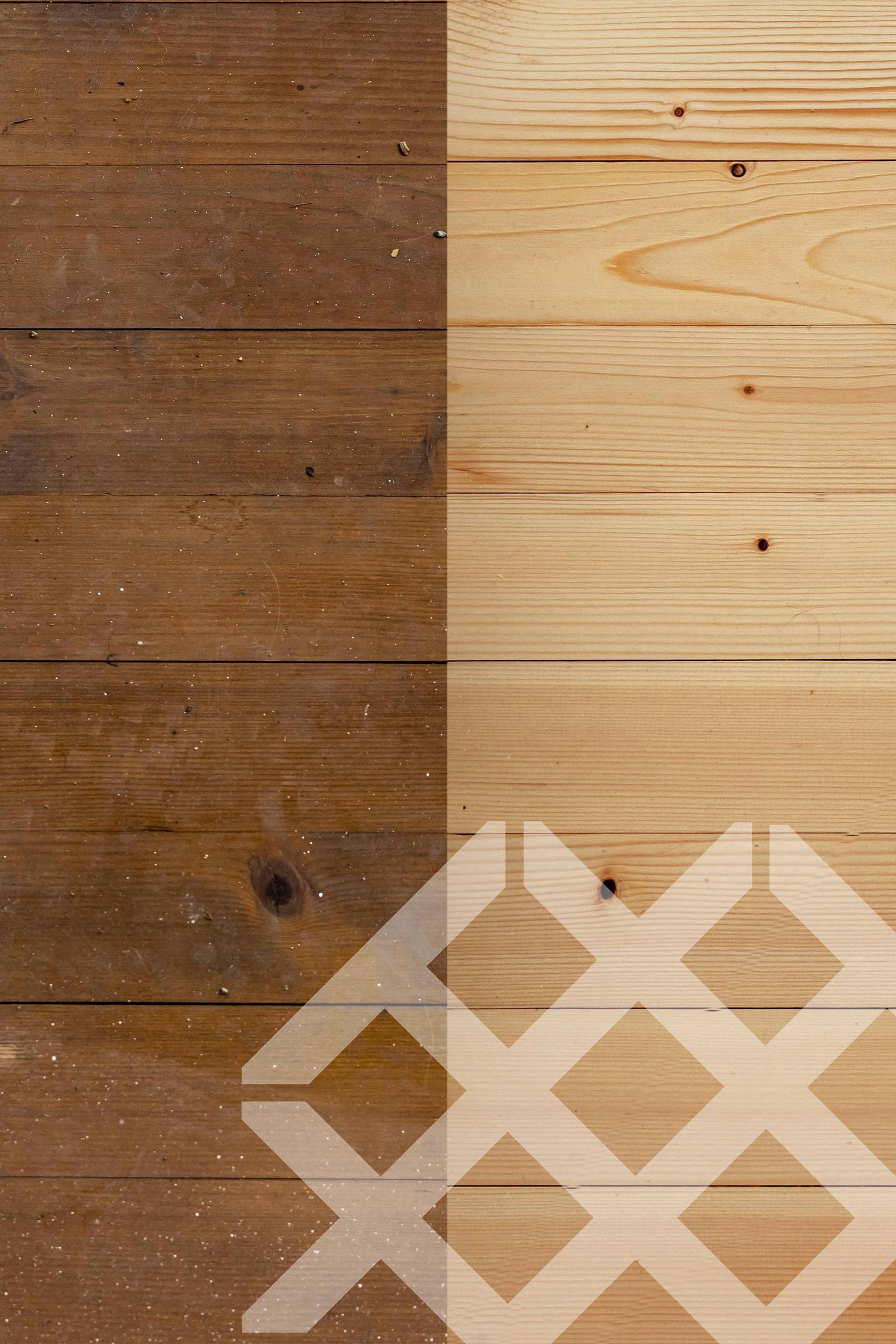 Vergleich von unbehandeltem und geschliffenem Holzboden mit sichtbarer Maserung